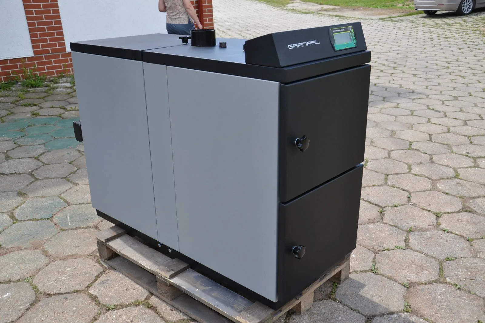 Kocioł Granpal Eco na pellet — widok z przodu, korpus z palnikiem i sterownikiem LCD